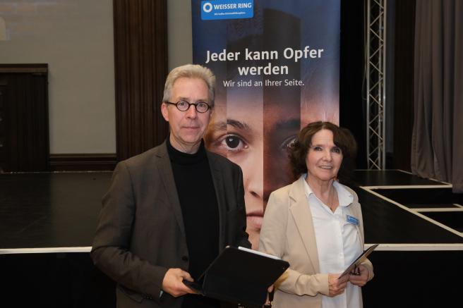 V.l.: Arne Wolter (Schulleiter des KAIFU-Gymnasiums) und Monika Schorn (Landesvorsitzende des WEISSEN RINGS Hamburg) bei der Informationsveranstaltung zum Thema "Digitale Gewalt". Foto: Jürgen Joost
