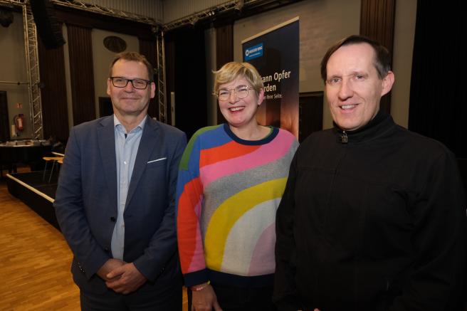 V.l.: Christian Böhm (Leiter der Beratungsstelle Gewaltprävention Hamburg), Kerstin Stellermann-Strehlow (Fachärztin für Kinder- & Jugendpsychiatrie) und Kaj Buchhofer (Berater bei der Beratungsstelle Gewaltprävention Hamburg). Foto: Jürgen Joost